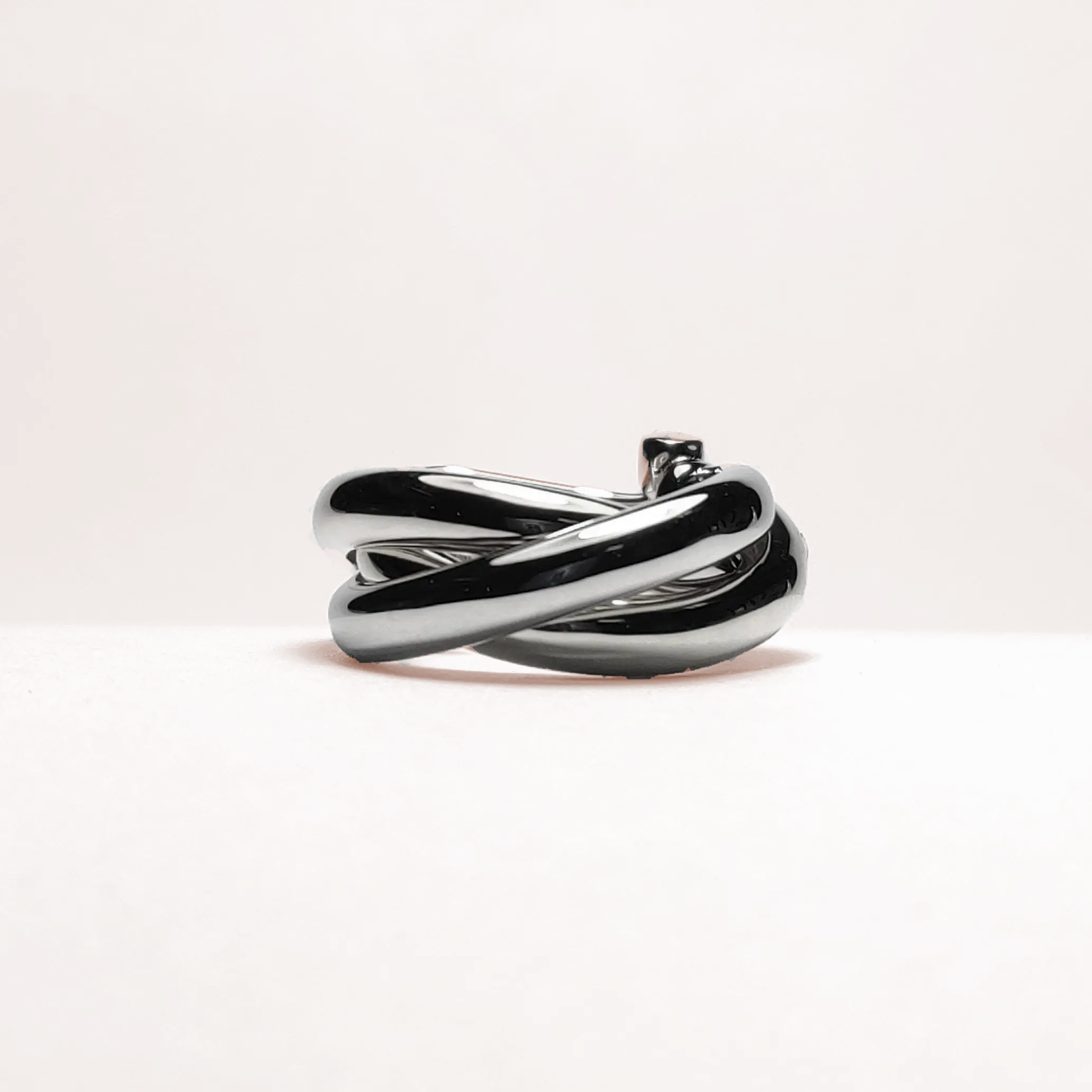 Anillo de plata de aros entrelazados.