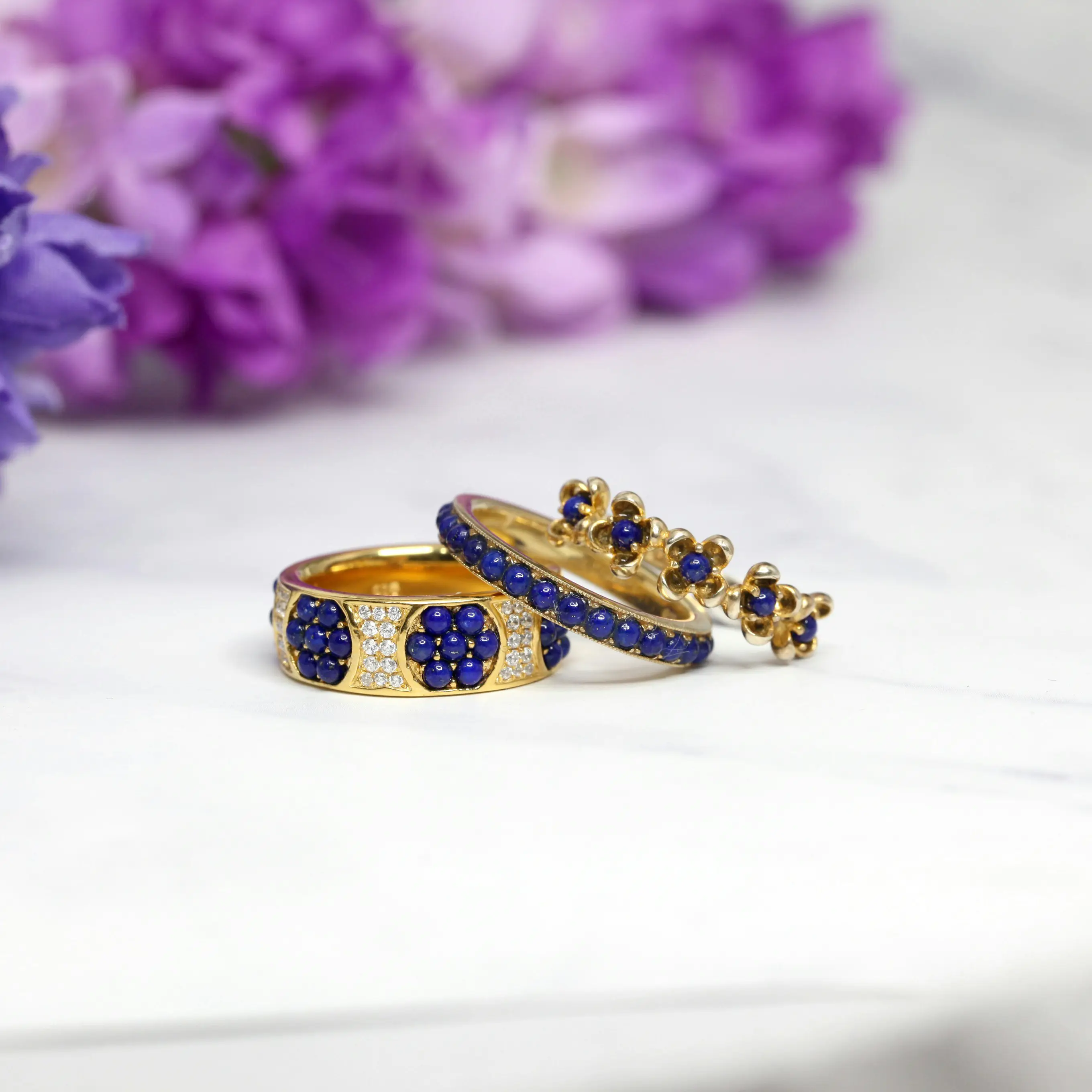 Anillos de oro con piedras azules y circonitas.