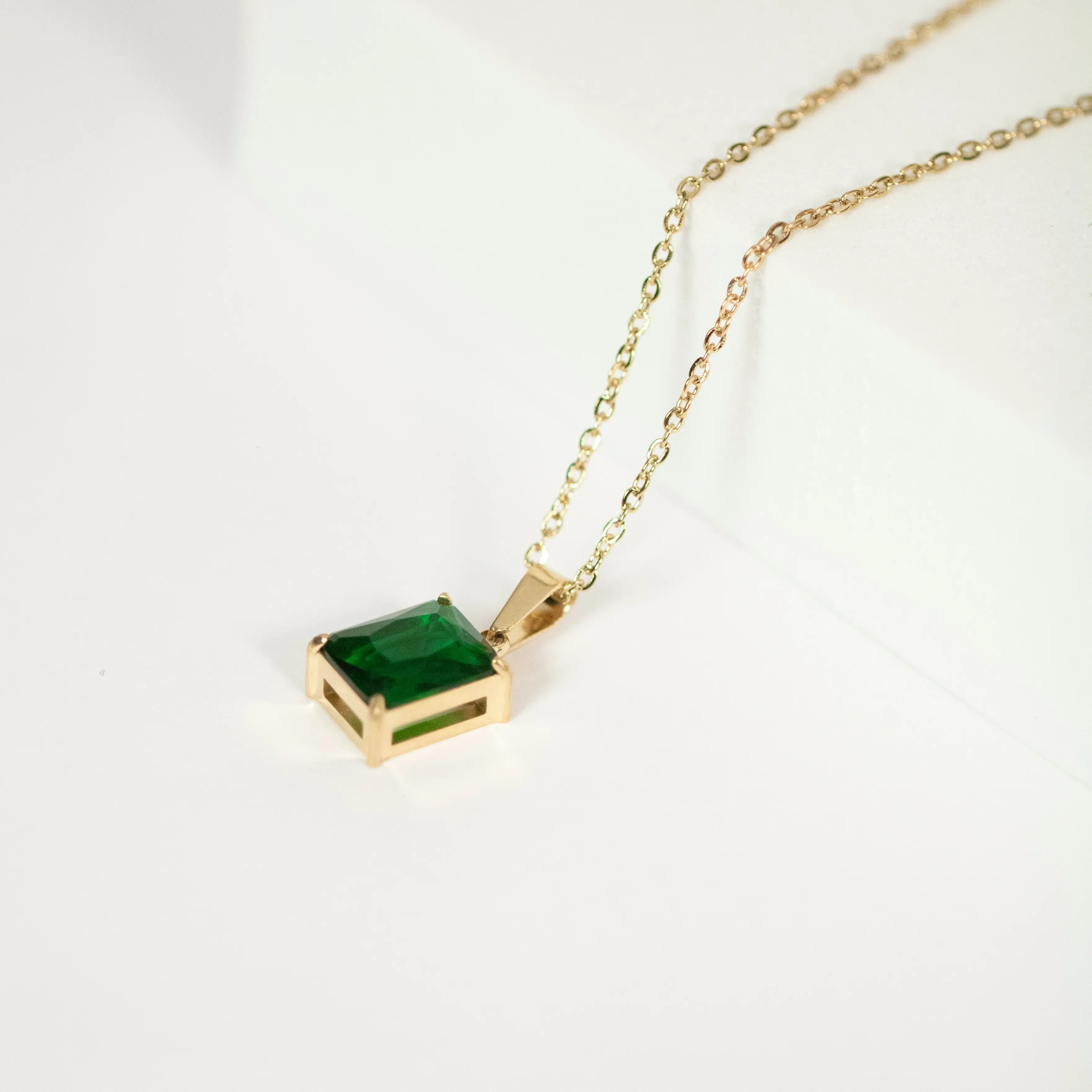 Colgante de oro con esmeralda rectangular.