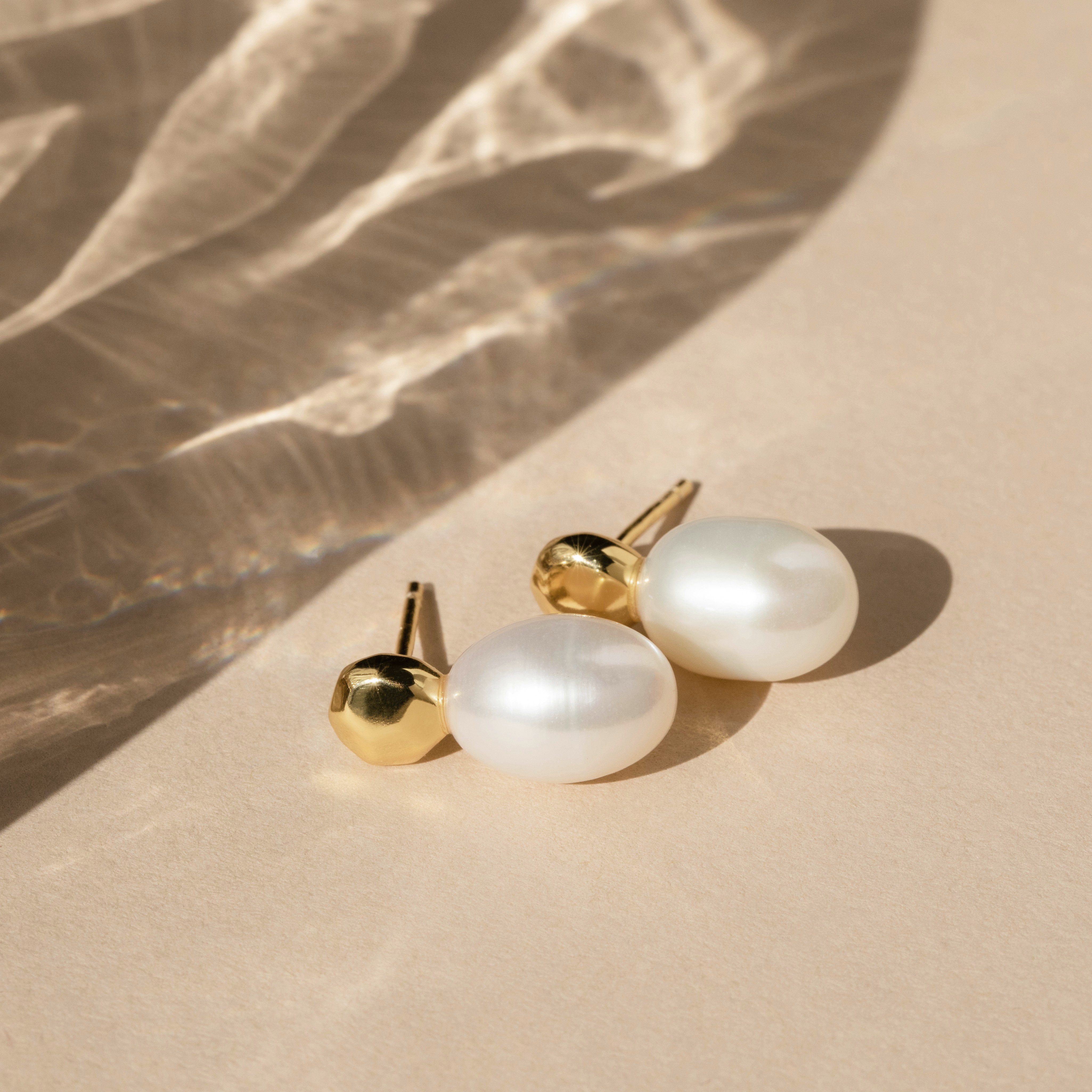 Pendientes de oro con perlas naturales.